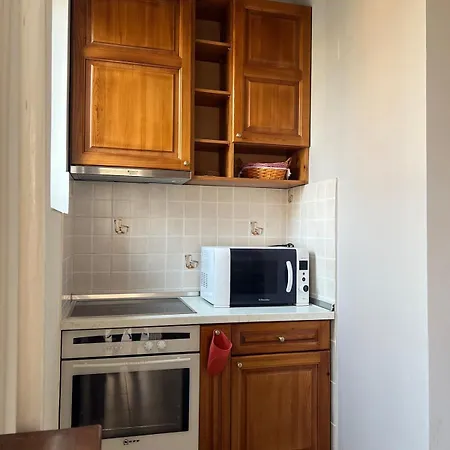 Spacious Artsy Sofie